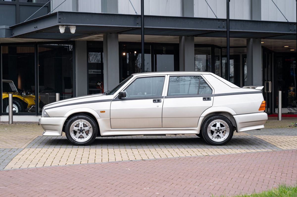 Alfa Romeo 75 (1988) — foto 3
