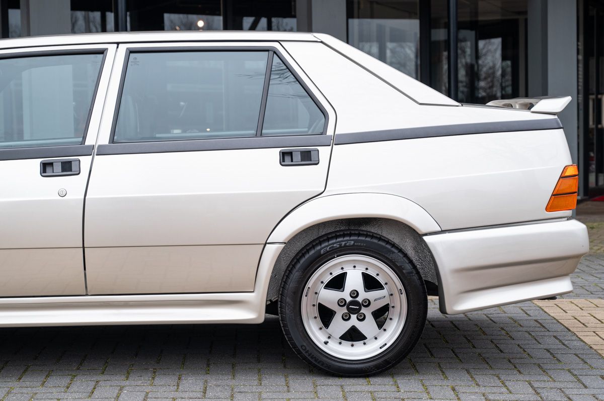 Alfa Romeo 75 (1988) — foto 4
