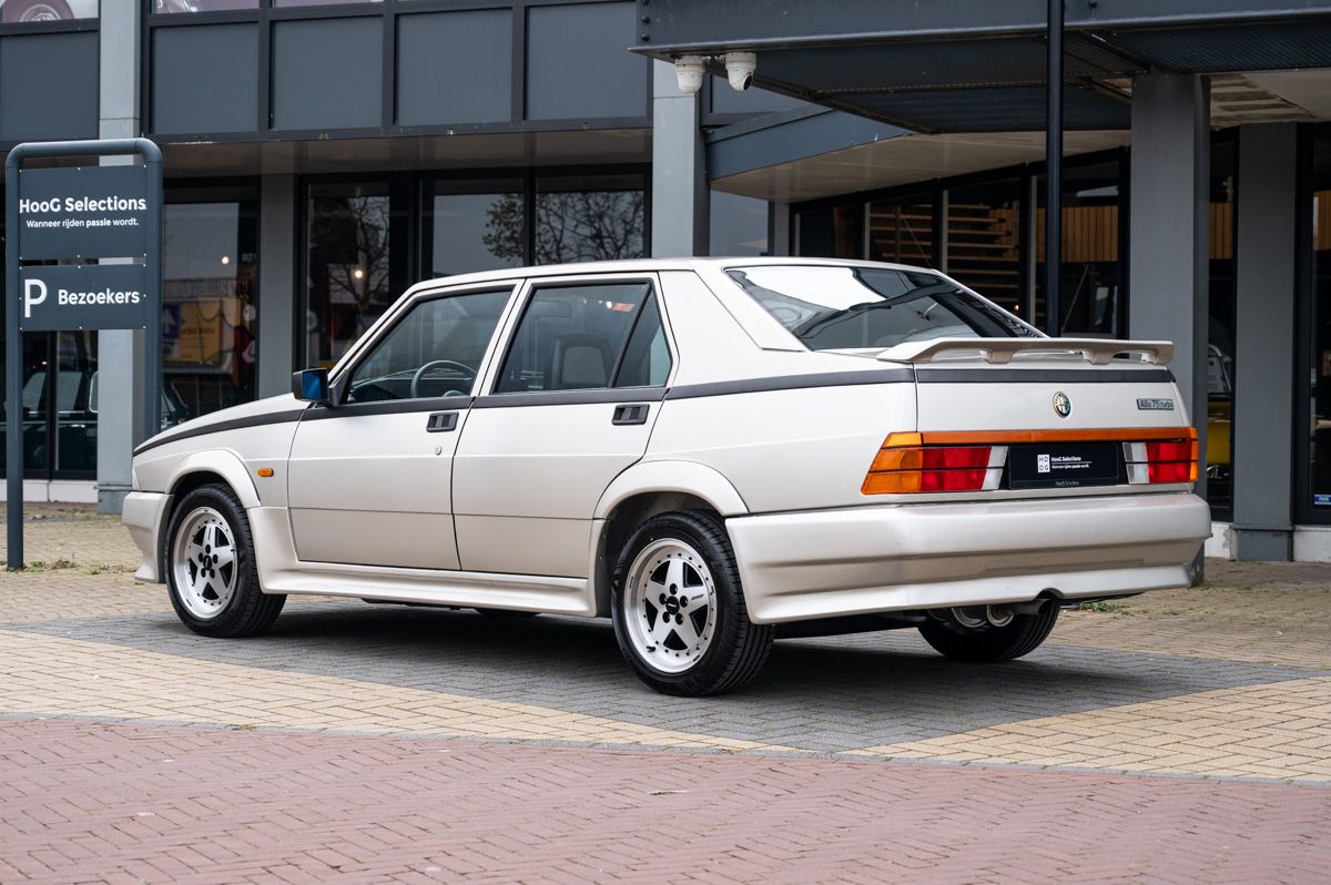 Alfa Romeo 75 (1988) — foto 7