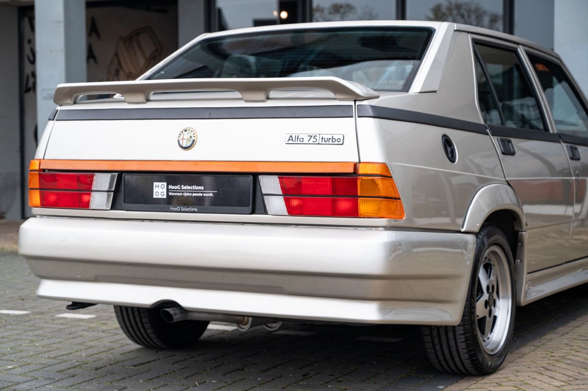Alfa Romeo 75 (1988) — foto 9