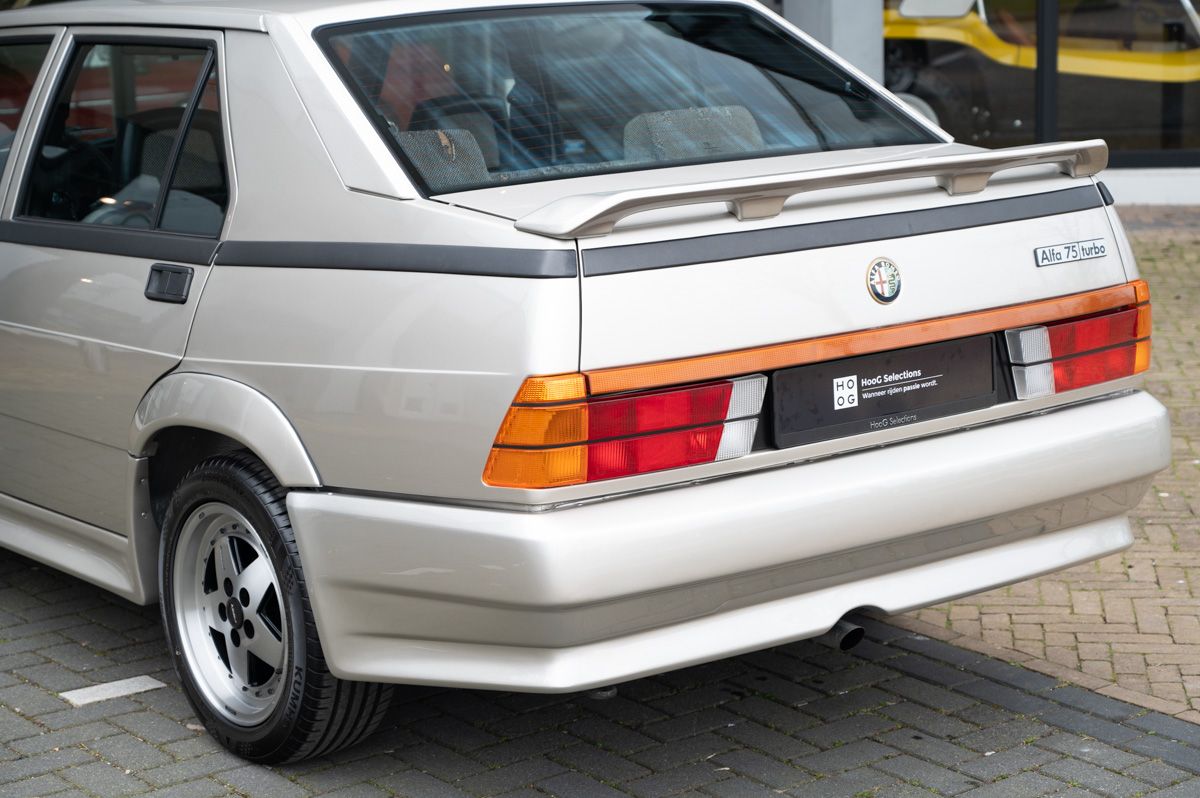 Alfa Romeo 75 (1988) — foto 23