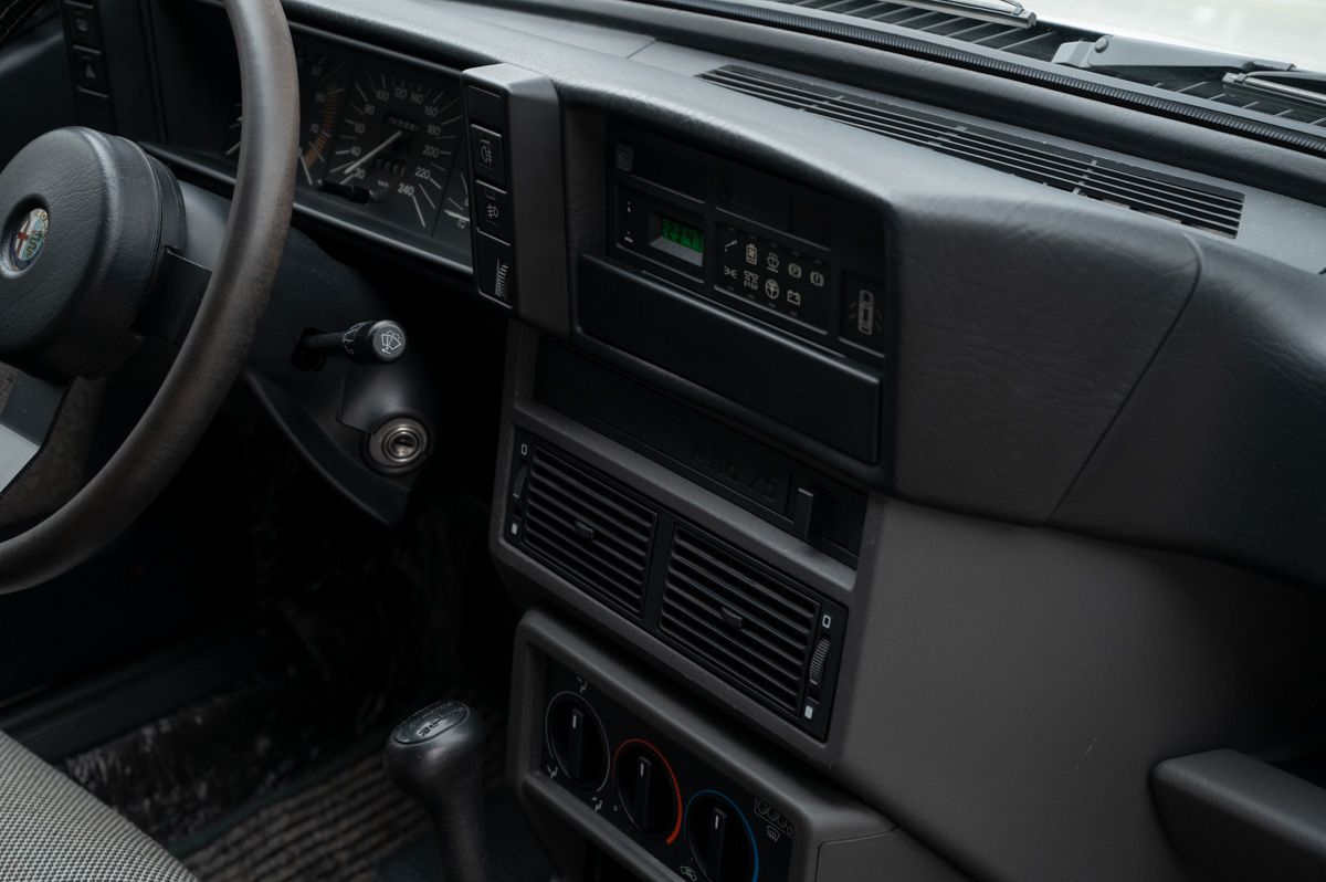 Alfa Romeo 75 (1988) — foto 43