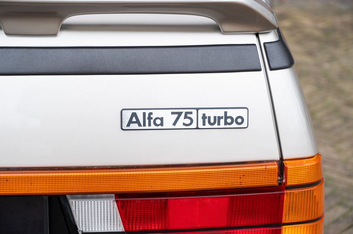 Alfa Romeo 75 (1988) — foto 30