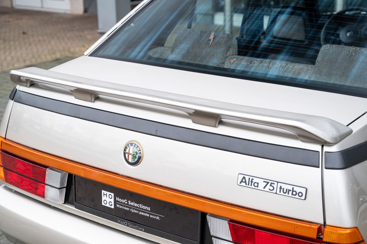 Alfa Romeo 75 (1988) — foto 31