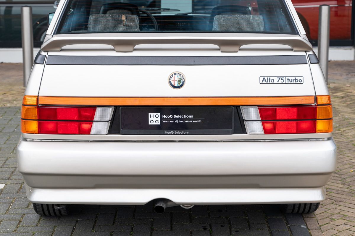 Alfa Romeo 75 (1988) — foto 11
