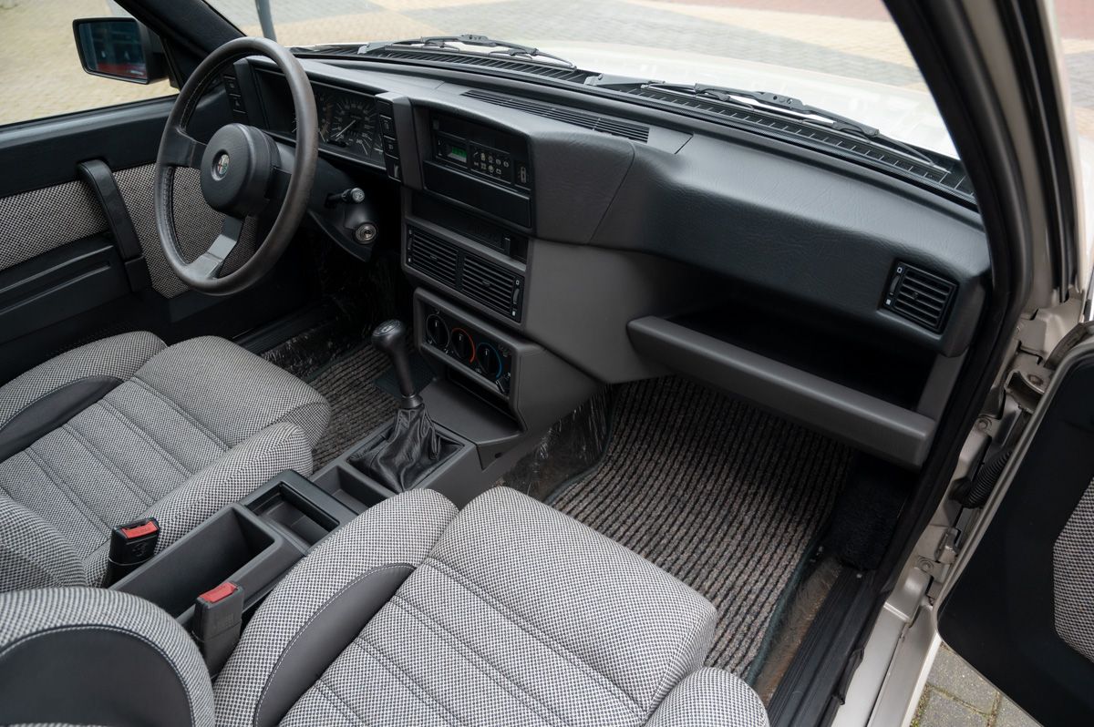 Alfa Romeo 75 (1988) — foto 46