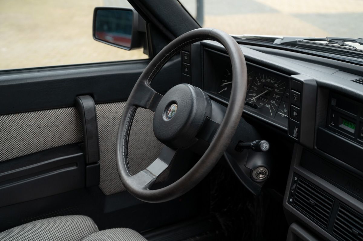 Alfa Romeo 75 (1988) — foto 58